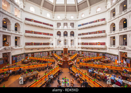 Melbourne, Australien - 29 Dezember, 2018: Die La Trobe Lesesaal der Staatsbibliothek von Victoria, die mehr als eine Million Bücher und bis zu 600 zu halten, Stockfoto