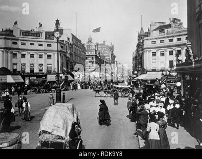 Späten viktorianischen London. Blick auf die Oxford Street mit der berühmten Waring und Gillow Möbelhersteller store in der Ferne. Die Straßen sind voll von Menschen und Pferdewagen. Stockfoto