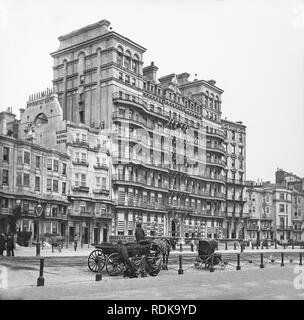 Späten viktorianischen Foto, das Grand Hotel in Brighton, England, mit dem hobden Königlichen Bäder. Männer im Pferdewagen, wartet draußen. Stockfoto