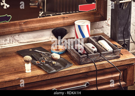 Barbershop Tools auf Holz braun Tabelle. Zubehör für die Rasur und Haarschnitt auf dem Tisch. Noch immer leben Stockfoto