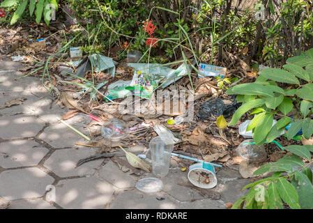 Vientiane, Laos - August 9, 2018: plastik Müll auf dem Bürgersteig im Zentrum von Vientiane Stadt. Stockfoto