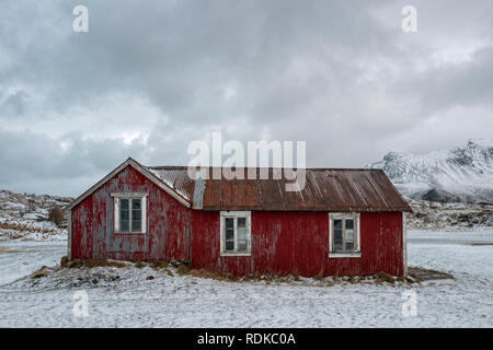 Verwitterte Bauernhaus auf Fredvang, Lofoten, Norwegen Stockfoto