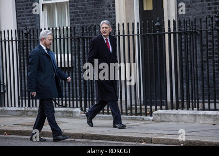 Philip Hammond, außerhalb Nr. 10 Downing Street während des Brexit Turbulenzen innerhalb der konservativen Regierung während der Verhandlungen, London, England, Großbritannien Stockfoto