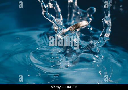 Diamond Wedding Ring in einem Spritzwasser. Konzept der Ehe, Beziehung und Edelmetallen Stockfoto