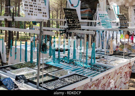 Bunte Türkis und verschiedenen Schmuck auf einem Stand beim Wöchentlichen, Sommer Markt, Baia Sardinia, Gallura, Sardinien, Italien angezeigt. Stockfoto