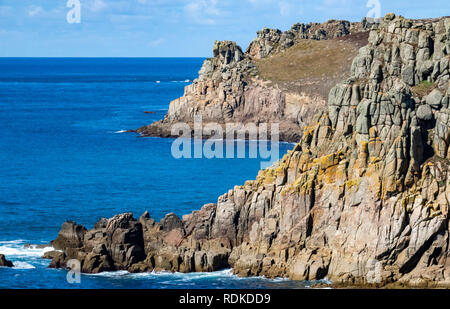 Robuste Cornish Coastal Cliff View: Carn Les Boel, und Carn Boel Landspitze Detail, in der Nähe von Lands End. Carn Les Boel, in der Nähe von Lands End, Cornwall, England. Stockfoto