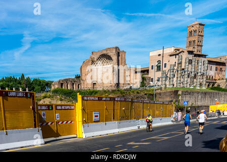 Rom, Italien, 24. Juni 2018: Die antiken Ruinen am Römischen Forum der Tempel der Venus und der Roma in Rom vom Kolosseum angesehen. Berühmte Sehenswürdigkeiten Stockfoto