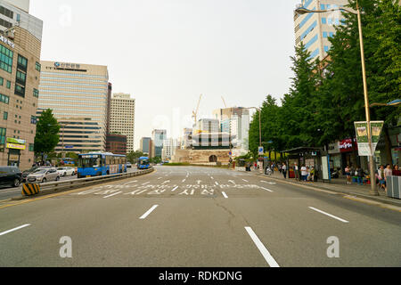 SEOUL, Südkorea - ca. Mai 2017: Namdaemun Tor in Seoul. Namdaemun ist einer der acht Tore in der Stadtmauer von Seoul, der die Umgeben Stockfoto