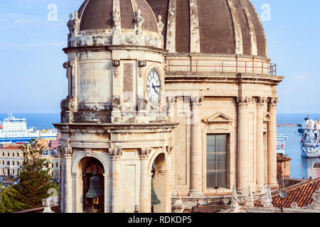 Kuppeln der Kathedrale die hl. Agatha gewidmet. Der Blick auf die Stadt Catania, Sizilien, Italien Stockfoto