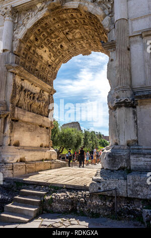 Rom, Italien, 24. Juni 2018: Bogen des Titus auf der Via Sacra am Forum Romanum in Rom, Italien Stockfoto