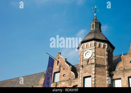 Detail des Rathauses mit der europäischen Flagge in Düsseldorf, Deutschland. Stockfoto