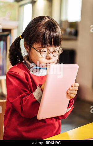 Schöne kleine Sunny Girl Gefühl der Freude beim Zeichnen von Bildern Stockfoto