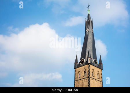 Detail der Turm der Kirche St. Lambertus in Düsseldorf, Deutschland. Stockfoto