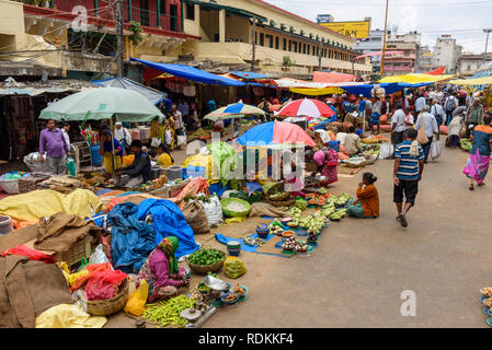 Obst und Gemüse zu verkaufen, außerhalb Krishnarajendra Markt, Banaglore, Bangalore, Karnataka, Indien Stockfoto