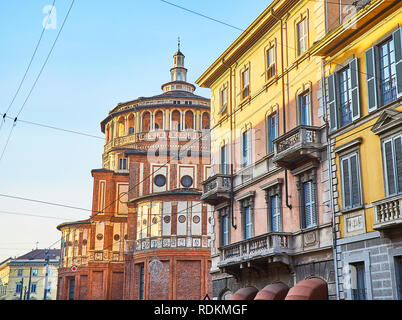 Corso Magenta Straße mit der Kuppel der Basilika di Santa Maria delle Grazie im Hintergrund. Mailand, Lombardei, Italien. Stockfoto