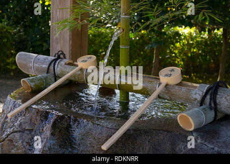 Kumamoto, Japan - 11 November, 2018: Temizuya und Wasser Schaufeln vor dem Izumi Schrein im Garten Suizenji Stockfoto