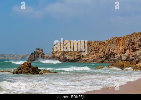 Sturm an der Küste der Algarve, Portugal Stockfoto