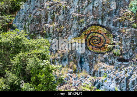 Malerei an der Mural de la Prehistoria im Valle de Vinales, Kuba Stockfoto