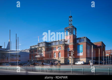 Kiel, Deutschland - 18. Januar 2019: Hauptbahnhof in Kiel, Autos, die sich in den Vordergrund Stockfoto