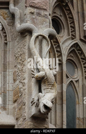 Skulptur einer Echse auf der Wand der Sagrada Familia, Barcelona, Spanien Stockfoto