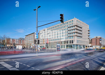 Kiel, Deutschland - 18. Januar 2019: Atlantic Hotel in Kiel, Autos, die sich in den Vordergrund Stockfoto