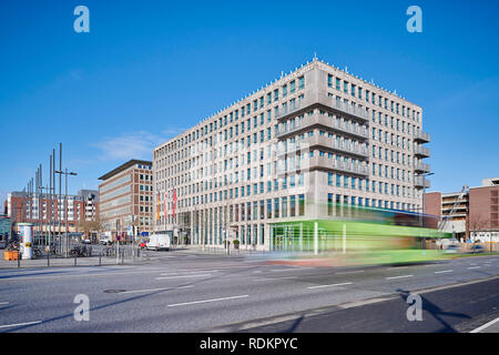 Kiel, Deutschland - 18. Januar 2019: Atlantic Hotel in Kiel, Autos und ein Bus in den Vordergrund Stockfoto