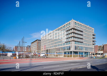 Kiel, Deutschland - 18. Januar 2019: Atlantic Hotel in Kiel, mehrere Autos bewegen im Vordergrund. Stockfoto