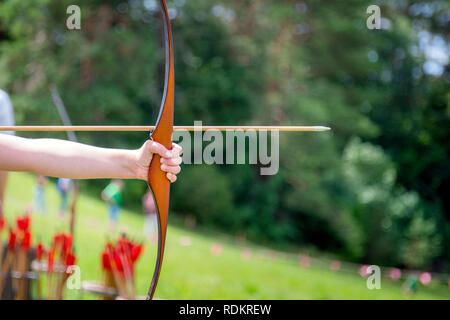 Archer hält seinen Bogen auf das Ziel Aktivitäten darauf abzielen, Stockfoto