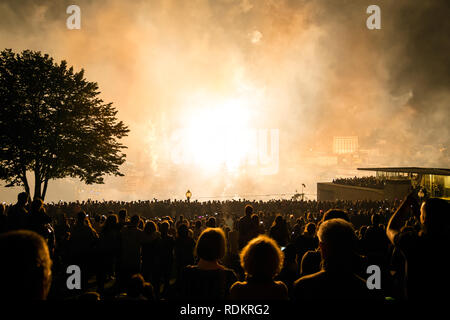 Feuerwerk in die Luft zu sprengen in das Festival, Menschen beobachten schöne Feuerwerk bei Nacht Stockfoto