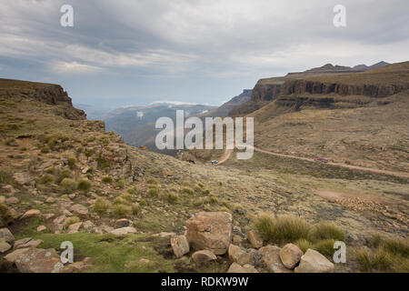 Sani Pass ist eine berühmte 4x4 unbefestigte Straße, die conects KwaZulu-Natal in Südafrika zu Thaba-Tseka in Lesotho. South Arican Grenzkontrollen an der Unterseite befindet. Stockfoto