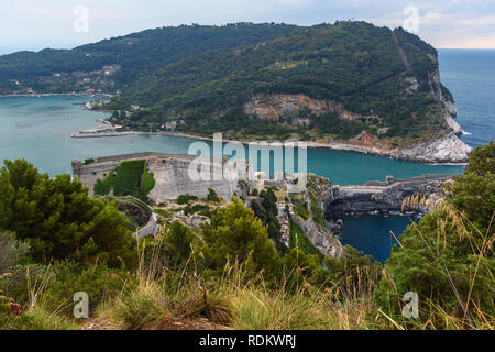 Blick auf Schloss Doria und St. Peter in Portovenere oder Porto Venere Stadt an der ligurischen Küste. Der Provinz von La Spezia. Italien Stockfoto