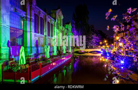 Alten bunten Häuser beleuchtet, kleiner Fluss, Wasser Reflexion in der Nacht im Frühling, Colmar, Frankreich. Stockfoto