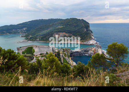 Blick auf Schloss Doria und Kirche St. Petrus in Portovenere oder Porto Venere Stadt an der ligurischen Küste. Der Provinz von La Spezia. Italien Stockfoto