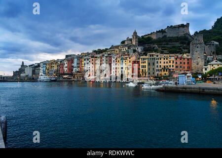 Anzeigen von Portovenere oder Porto Venere Stadt an der ligurischen Küste in der Nacht. Der Provinz von La Spezia. Italien Stockfoto