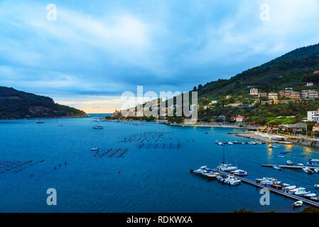 Anzeigen von Portovenere oder Porto Venere Stadt an der ligurischen Küste in der Nacht. Der Provinz von La Spezia. Italien Stockfoto