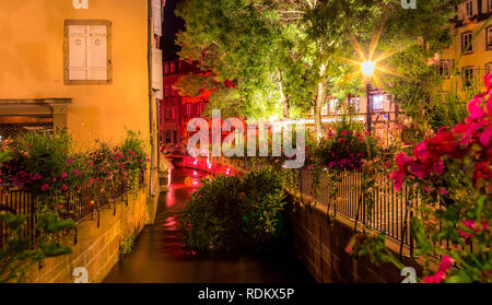 Alten bunten Häuser beleuchtet, kleiner Fluss, Wasser Reflexion in der Nacht im Frühling, Colmar, Frankreich. Stockfoto