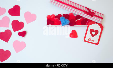 San Valentinstag Dekoration aus withabox mit Herz Jelly Beans gummies und rot und rosa Papier Herzen. Liebhaber Geschenk. Schöne Karte Stockfoto