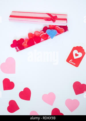 San Valentinstag Dekoration aus withabox mit Herz Jelly Beans gummies und rot und rosa Papier Herzen. Liebhaber Geschenk. Schöne Karte Stockfoto