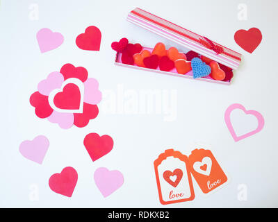 San Valentinstag Dekoration aus withabox mit Herz Jelly Beans gummies und rot und rosa Papier Herzen. Liebhaber Geschenk. Schöne Karte Stockfoto