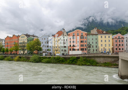 INNSBRUCK, Österreich - Mai 11, 2013: Der berühmte bunte Häuser an der Mariahilfstrasse in der Nähe der historischen Altstadt von Innsbruck, Österreich, am 11. Mai, 2. Stockfoto