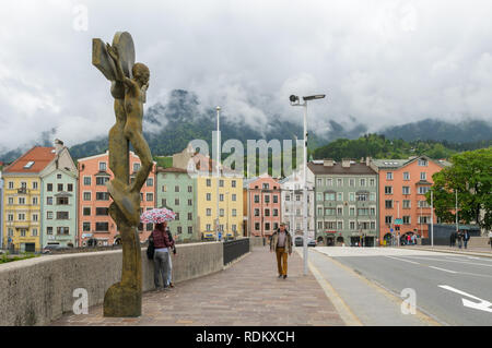 INNSBRUCK, Österreich - Mai 11, 2013: Das kruzifix von Rudi Wach auf der Brücke über den Fluss Inn in der Nähe der historischen Altstadt von Innsbruck, Österreich. T Stockfoto