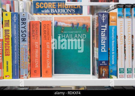 Bangkok, Thailand - Oktober 4, 2018: Reisen Bücher über Thailand und anderen Ländern (in Englisch) auf einem Regal der Asien Bücher Shop unter Mega Bangna. Stockfoto