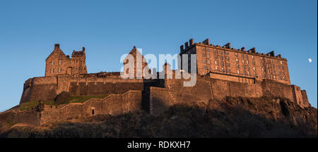Das Edinburgh Castle, Schottland an einem Winterabend mit Mond im Himmel. Stockfoto