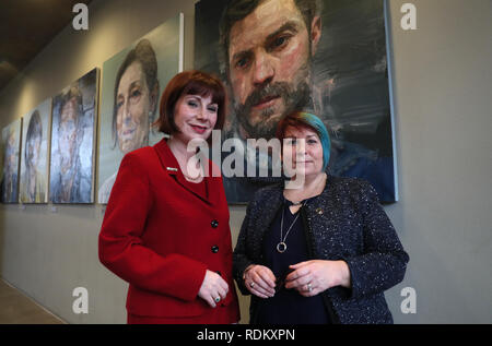 Josefa Madigan (links), Minister für Kultur in der Republik Irland, mit Karan O'Loughlin, der Irischen Equity Union, an einem Seminar Adressierung Brexit Herausforderungen an die Medien Kunst & Unterhaltung Industrie in Irland und dem Vereinigten Königreich am Lyric Theatre, Belfast. Stockfoto