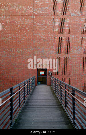 Portal arch Weise Fensterrahmen mit Weiß in der Mitte des antiken red orange brick wall gefüllt mit als Oberflächenstruktur Hintergrund. Stockfoto