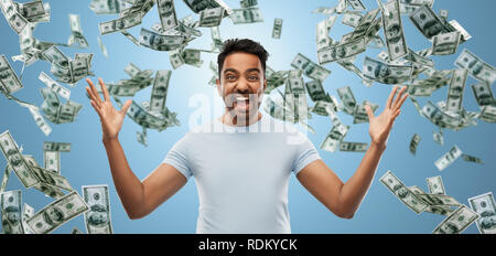 Inder feiert Triumph über Geld fallen Stockfoto
