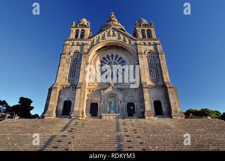 Hauptfassade der riesigen Basilika und Wallfahrtskirche Santa Luzia in Viana do Castelo Stockfoto