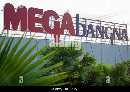 Bangkok, Thailand - 21. September 2018: ein Zeichen der Megabangna Shopping Mall mit Palmen im Vordergrund. Stockfoto