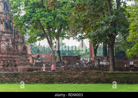 Ayutthaya, Thailand - September 2, 2018: brick Ruinen einer alten buddhistischen Tempel Wat Phra Mahathat (mahatat) mit Bäumen, Buddhas und Besucher. Stockfoto