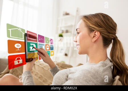 Frau mit Tablet-PC und Smart Home Symbole Stockfoto